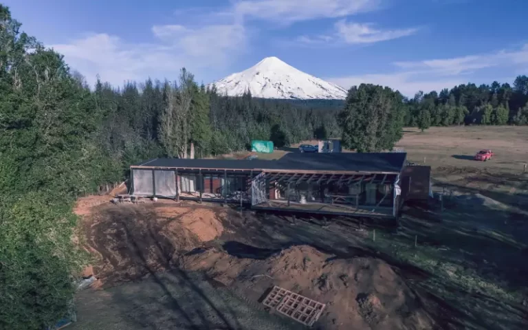 Casa La Reserva en construcción rodeada de naturaleza en Vista Magna