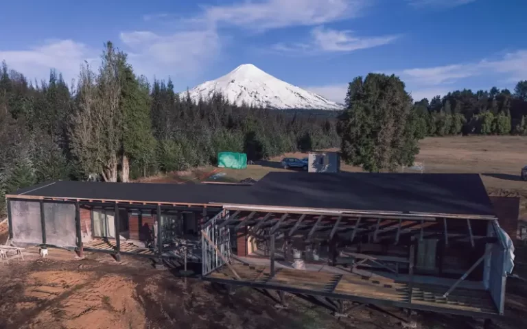 Casa La Reserva en construcción con vista al volcán Villarrica - Proyecto Vista Magna