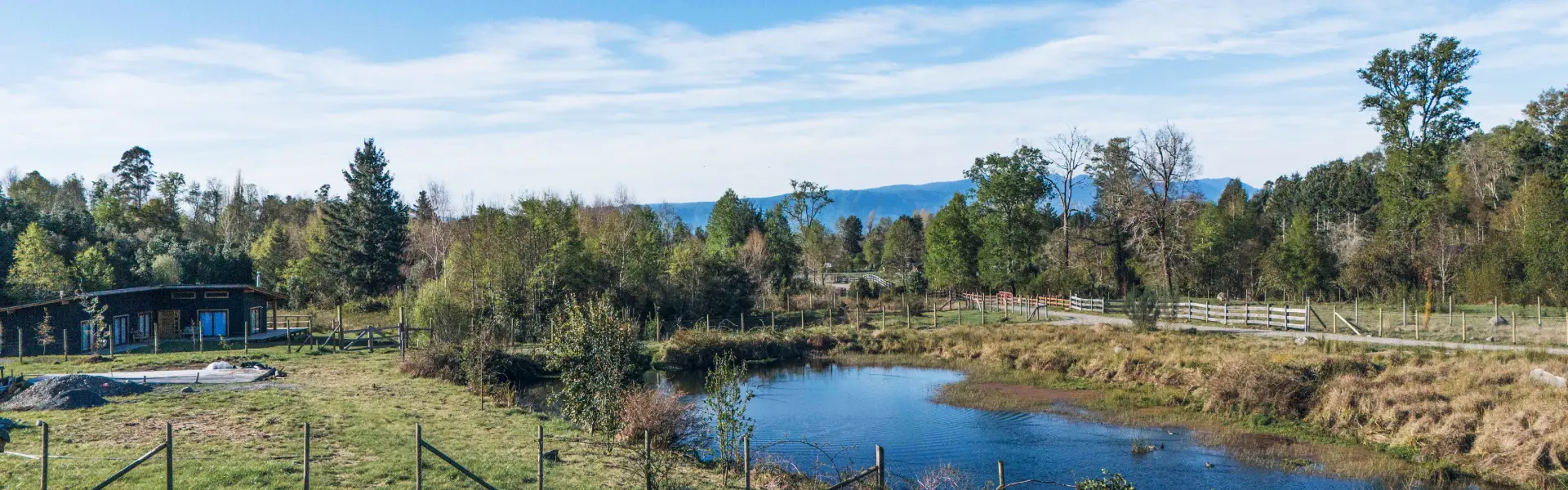 Panorámica del terreno con laguna y cercos en Casa Altos de Molco, Molco Alto