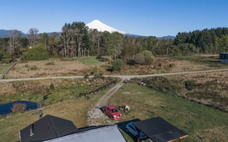 Vista aérea con volcán Villarrica al fondo y acceso a Casa Altos de Molco