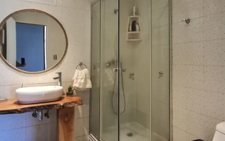 Combinación de madera y vidrio que aporta calidez y amplitud visual.