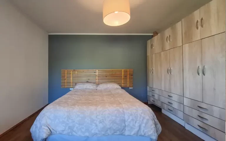 Dormitorio principal con clóset a medida y cabezal en Casa Altos de Molco
