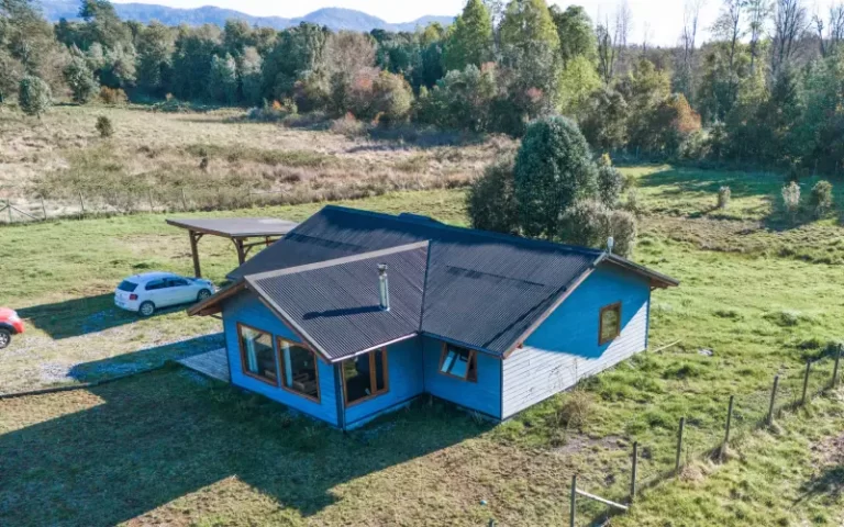 Vista exterior general de Casa Altos de Molco rodeada de pradera y árboles