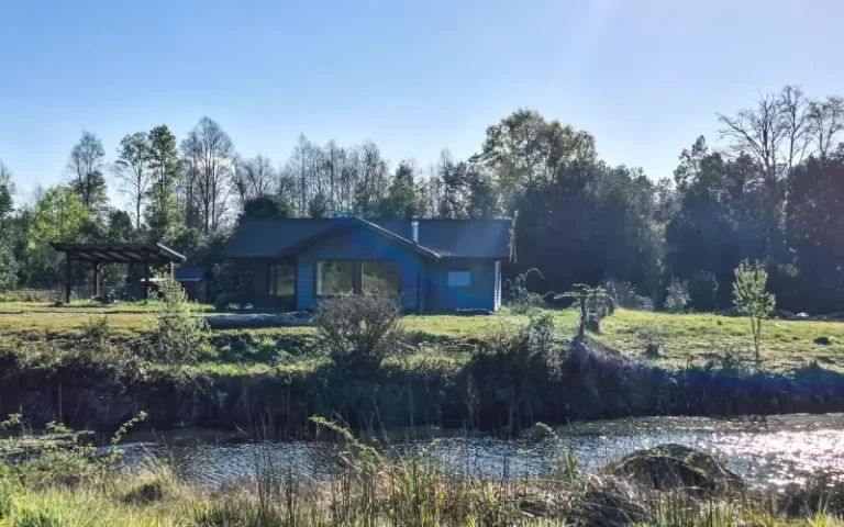Fachada principal de Casa Altos de Molco con jardín y sombra de árboles