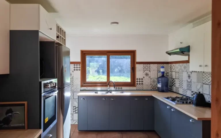 Cocina equipada con muebles y cerámicos estilo mosaico en Casa Altos de Molco