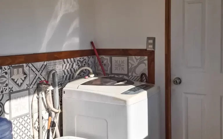 Lavadero interior con conexiones y cerámicos decorativos en Casa Altos de Molco